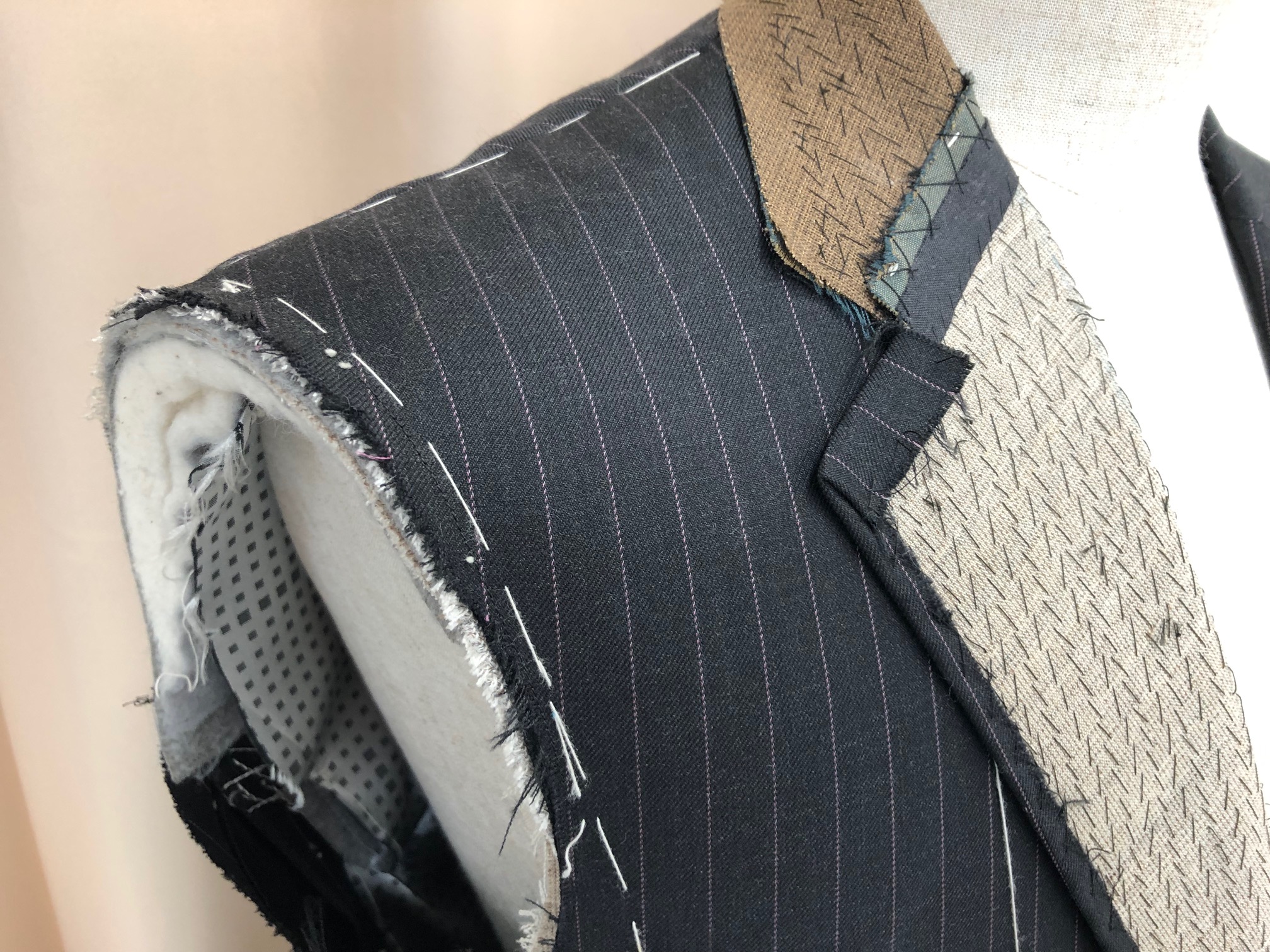 肩のラインから全体のディテールへ 時代をも写す 肩パットの世界 Apparelx News