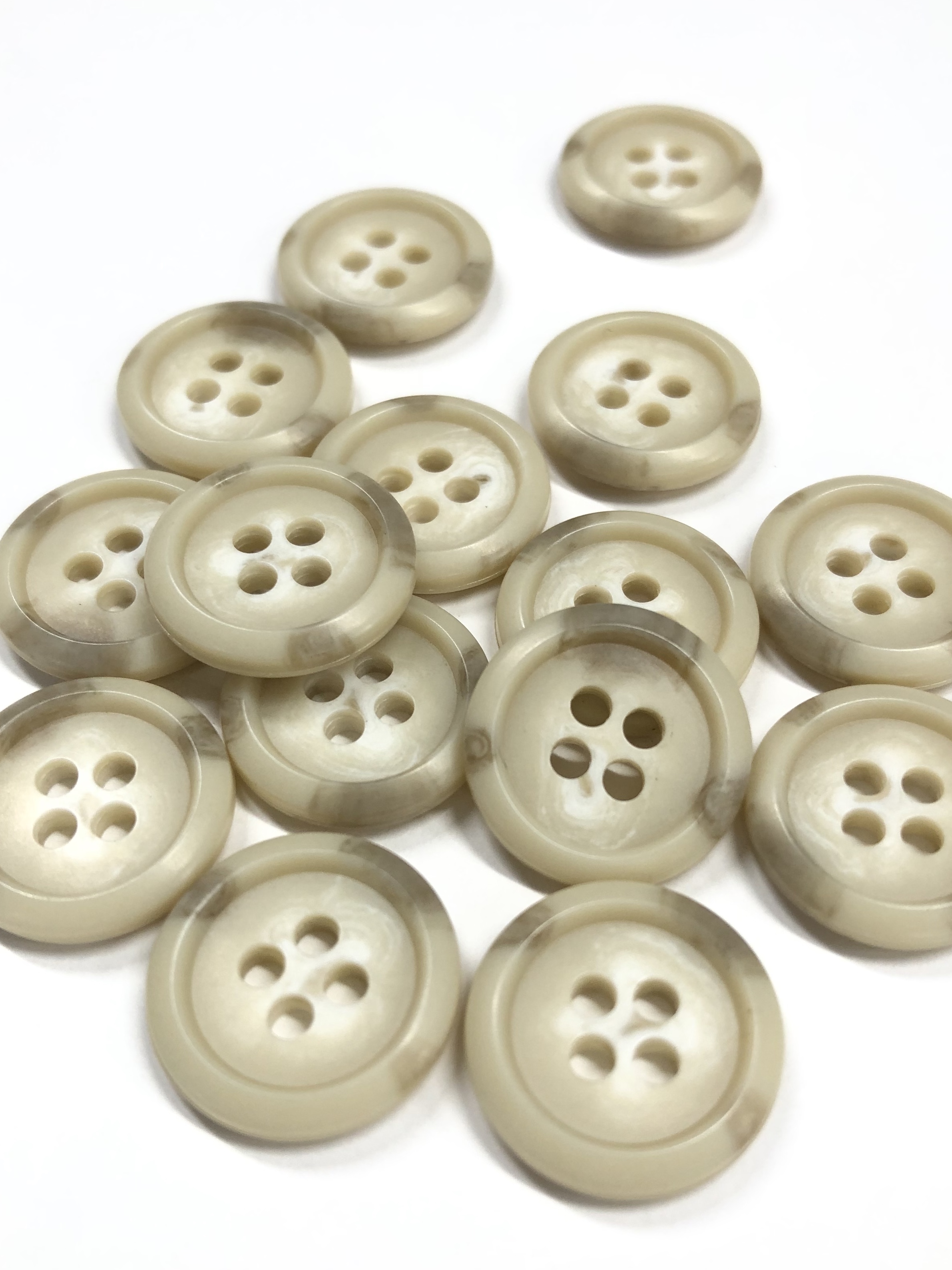 スーツ・ジャケットの定番ボタン！日東ボタンのスコッチボタンとは