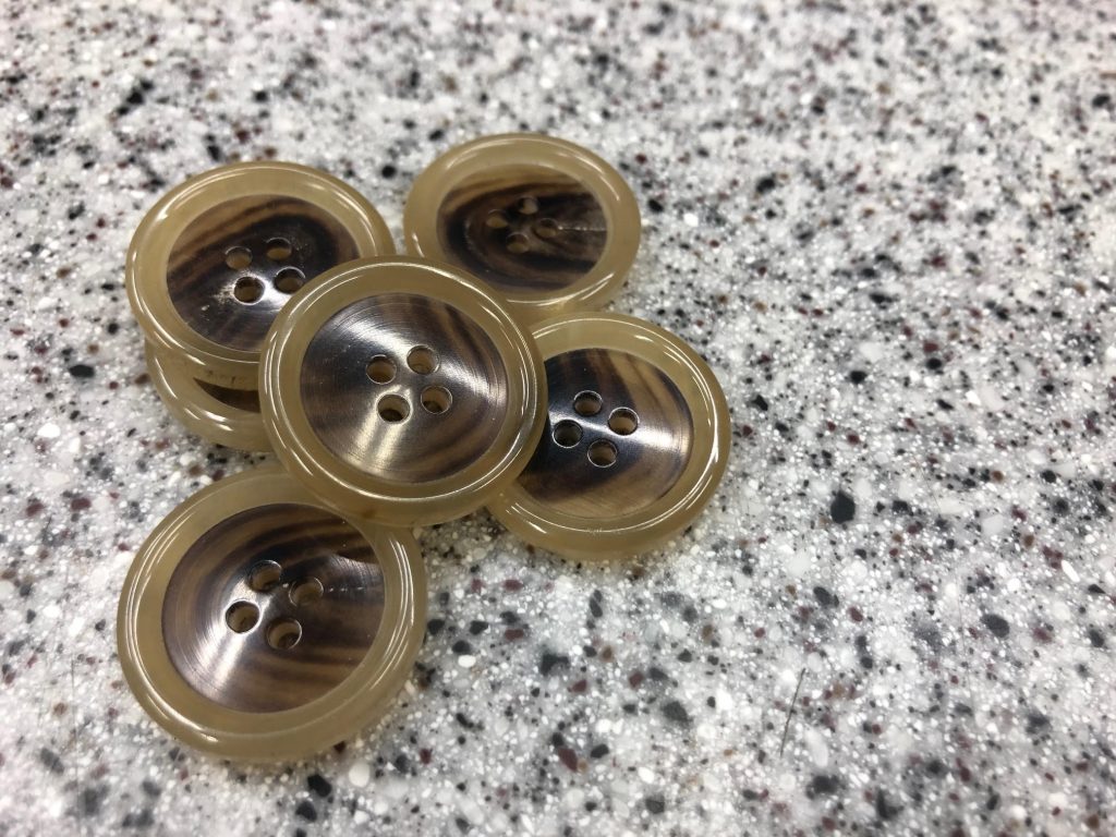 水牛ボタン とは 極めるなら知っておきたい 天然の色気漂う高級感が魅力的な本水牛 Horn Button の世界 Apparelx News